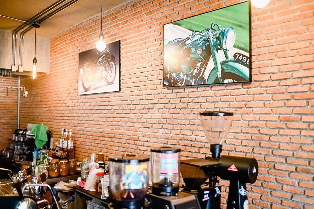 Labkoff Cafe And Hostel Kanchanaburi Esterno foto